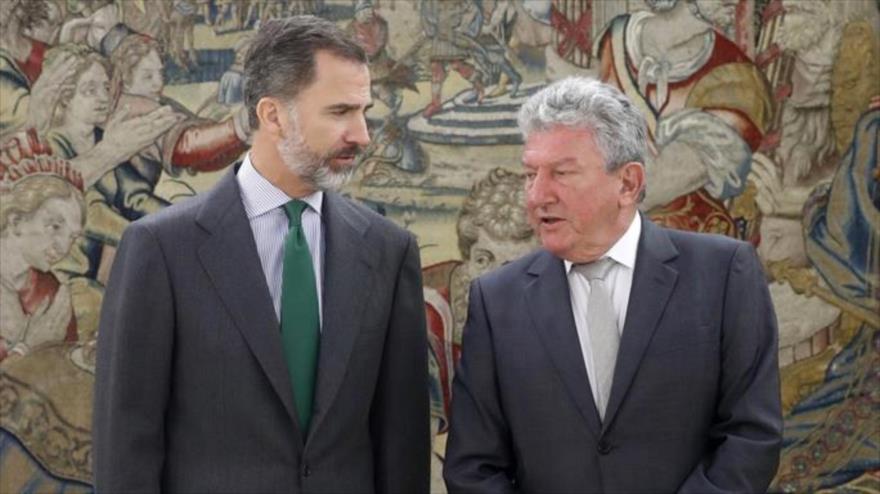 El rey Felipe VI recibe al diputado del partido nacionalista Nueva Canarias, Pedro Quevedo, en el Palacio de la Zarzuela, en Madrid, 24 de octubre de 2016.