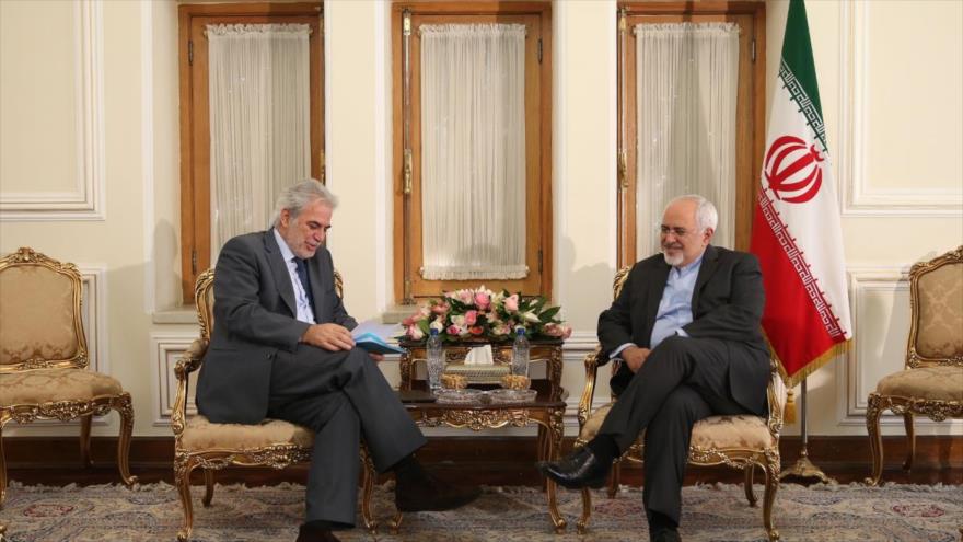 El canciller iraní, Mohamad Yavad Zarif (dcha.), durante una reunión con el comisario de Ayuda Humanitaria europeo, Christos Stylianides, en Teherán (capital persa), 24 de octubre de 2016.
