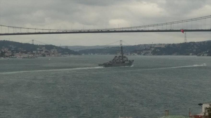 Destructor estadounidense USS Carney está pasando por la ciudad turca de Estambul rumbo a las aguas del mar Negro, 24 de octubre de 2016.