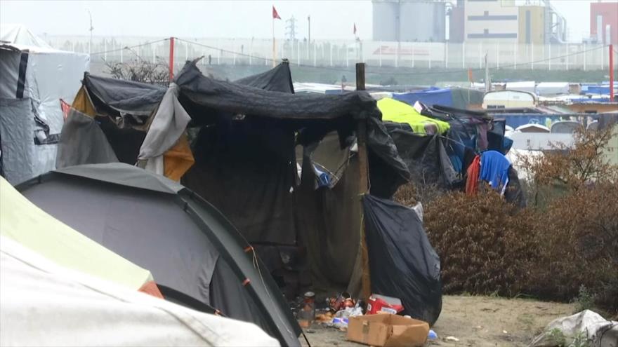 Continúa desalojo de migrantes del campo de Calais en Francia