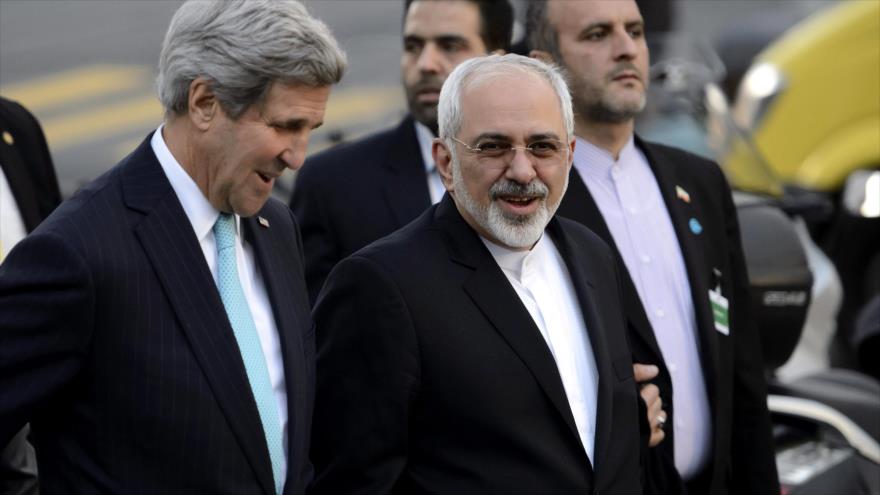 El ministro de Asuntos Exteriores de Irán, Mohamad Yavad Zarif (dcha.), y su homólogo de EE.UU., John Kerry, en la ciudad suiza de Ginebra, 14 de enero de 2014.