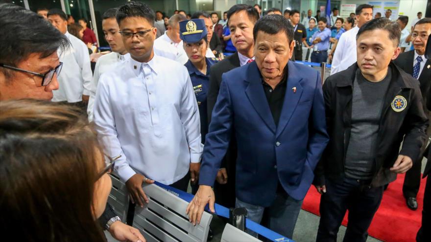 El presidente de Filipinas, Rodrigo Duterte, en el aeropuerto de la ciudad sureña de Davao, 22 de octubre de 2016.