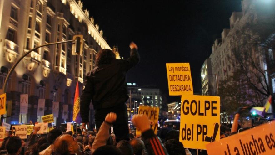 Manifestación convocada por la plataforma coordinadora 25S que pretendía rodear el Congreso de los Diputados en Madrid, la capital española, para protestar contra la Ley Mordaza, 14 de diciembre de 2013.