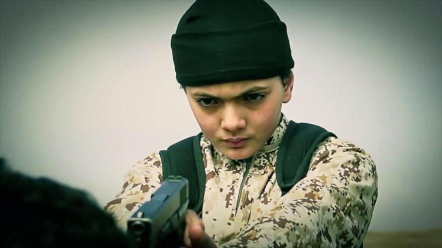 Un segmento de un vídeo que muestra cómo un niño soldado de Daesh mata a tiros a un secuestrado.