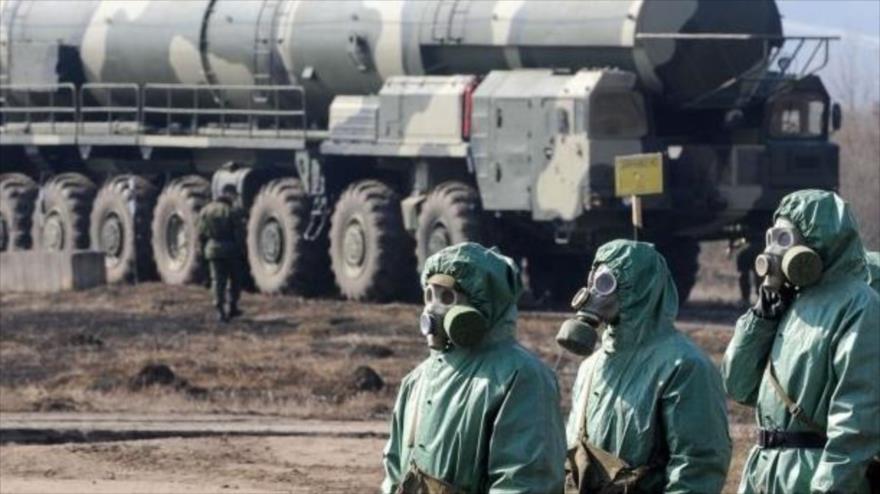 Soldados rusos con trajes de protección química en una sesión de entrenamiento en el instituto militar de investigación Serpujov, a unos 100 kilómetros fuera de Moscú, capital de Rusia. 6 de abril de 2010