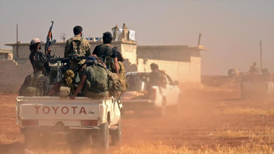 Combatientes de los llamados rebeldes sirios al borde de una camioneta se dirigen hacia el pueblo Rael, al norte de la ciudad de Dabiq, en la provincia de Alepo, 9 de octubre de 2016.