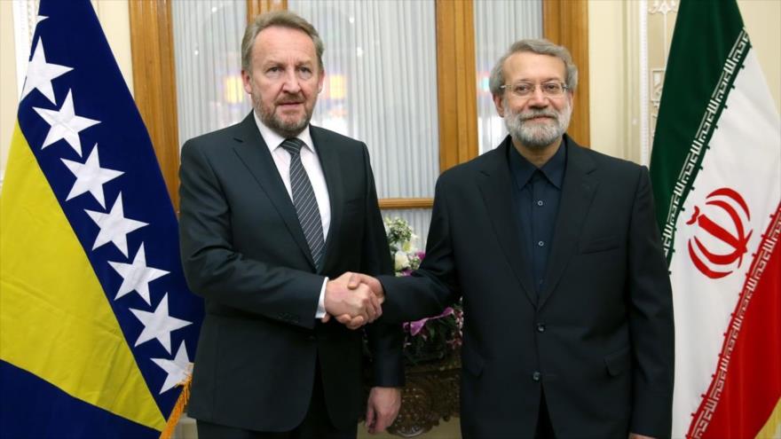 Ali Lariyani (dcha.), presidente de la Asamblea Consultiva Islámica de Irán, recibe al presidente de Bosnia y Herzegovina, Bakir Izetbegović, en Teherán, capital persa, 25 de octubre de 2016.
