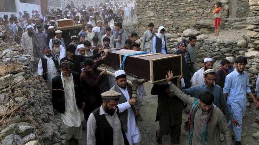 Afganos portan cadáveres de las víctimas de un ataque de Daesh en la ciudad de Jalalabad, en el este de Afganistán.