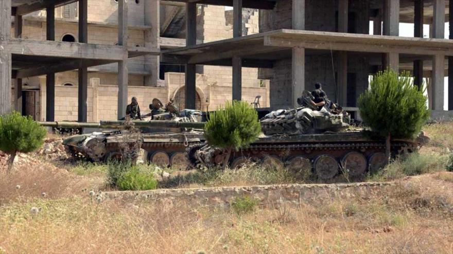 Tanques T-72 del Ejército sirio en la región de Al-Mansura en las afueras de Alepo. 