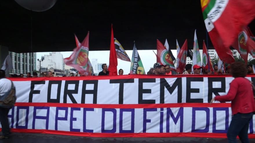 Los manifestantes vuelven a salir a las calles para rechazar la Propuesta de Enmienda Constitucional PEC 241 de Michel Temer el día de la votación en la Cámara de los Diputados de Brasil, 25 de octubre de 2016.