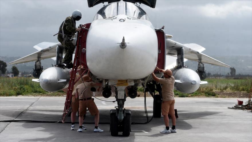 Militares rusos preparan un avión de combate Sujoi Su-24 para una misión antiterrorista en la base militar rusa Hmeimim en la provincia de Latakia, en el noroeste de Siria, 4 de mayo de 2016.