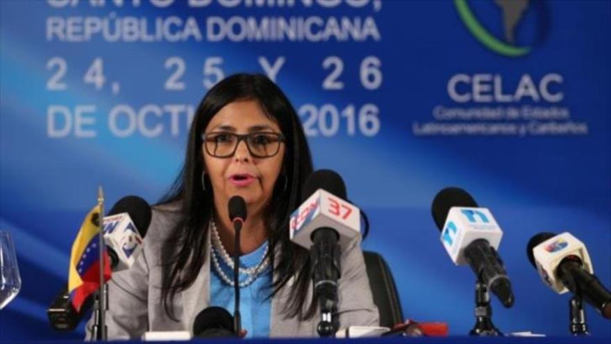 La canciller venezolana, Delcy Rodríguez, en una rueda de prensa en Santo Domingo, capital de la República Dominicana, 26 de octubre de 2016.