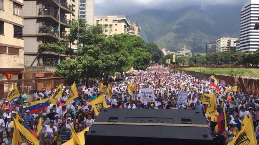 Los grupos de la oposición venezolana realizan una marcha en las calles de Caracas, la capital, 26 de octubre de 2016.