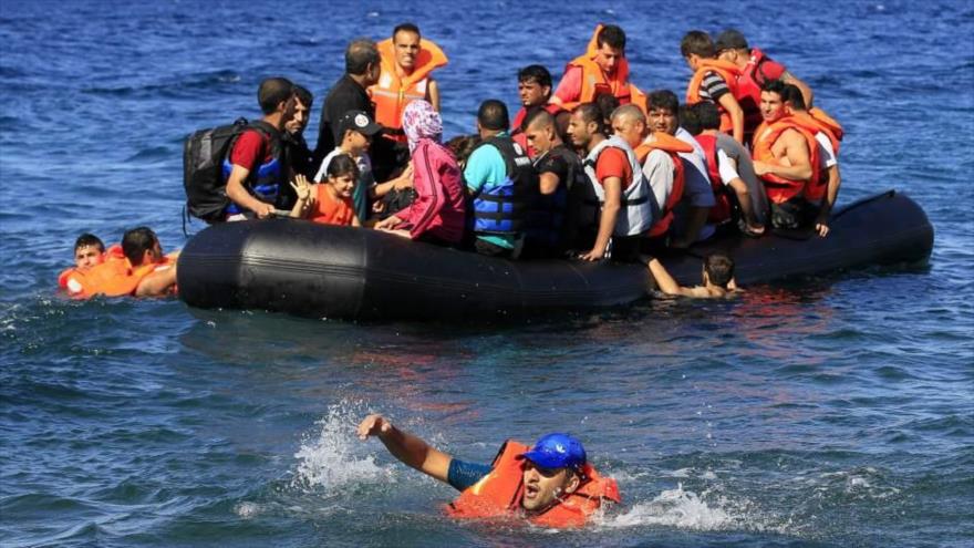 Refugiados sirios llegan a la isla de Lesbos, en Grecia, procedentes de Turquía.
