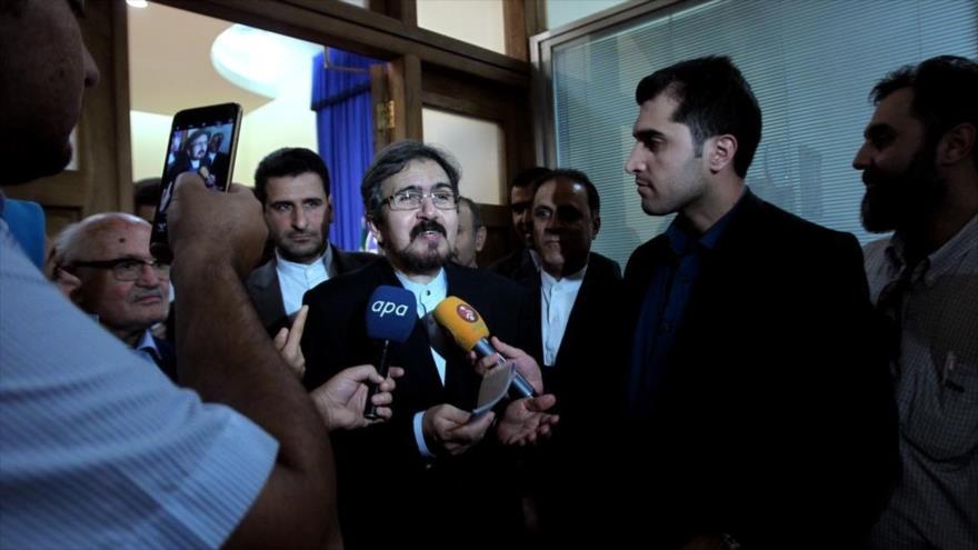 El portavoz de la Cancillería iraní, Bahram Qasemi, ante los reporteros en Teherán, capital de Irán.