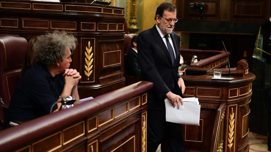 El candidato del Partido Popular de España, Mariano Rajoy, abandona la tribuna del Congreso tras una de sus intervenciones en el debate de investidura, 27 de octubre de 2016.