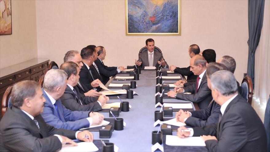 El presidente sirio, Bashar al-Asad (centro.) durante una reunión con los gobernadores provinciales en la ciudad capitalina de Damasco, 27 de octubre de 2016.