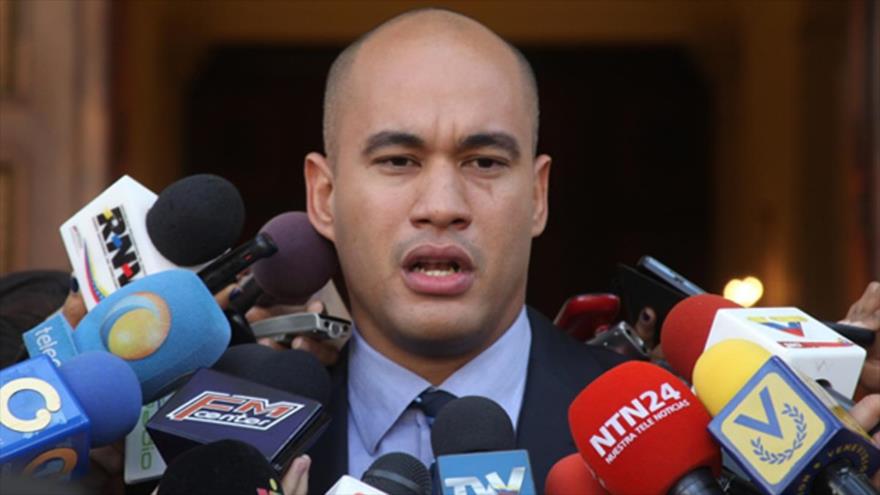 El líder del Bloque de la Patria en la Asamblea Nacional de Venezuela, Héctor Rodríguez, habla ante los medios de comunicación en Caracas, capital venezolana.