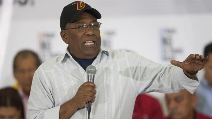 El vicepresidente de Venezuela, Aristóbulo Istúriz, durante una concentración de las fuerzas patriotas en las afueras del Palacio de Miraflores, en Caracas. 27 de octubre de 2016