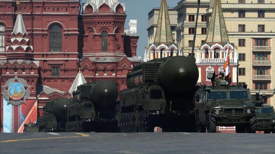 Sistemas portadores de misiles balísticos intercontinentales rusos, RS-24 Yars, en un desfile militar en la Plaza Roja de Moscú, que se realizó con la ocasión del Día de la Victoria, 9 de mayo de 2016.