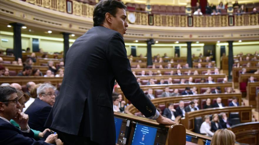 El ex líder del Partido Socialista Obrero Español (PSOE) Pedro Sánchez grita su voto desde su asiento durante el segundo día del debate de investidura del líder del Partido Popular (PP), Mariano Rajoy, en el Congreso de España, 27 de octubre de 2016.