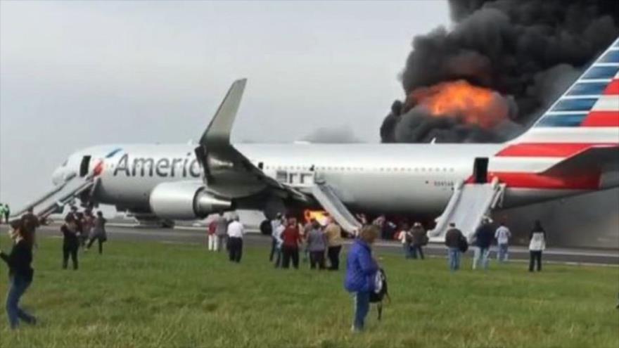 Vídeo: Gran columna de humo tras incendiarse un avión en Chicago