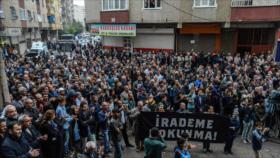 Policía turca recibe con gas y agua a los indignados kurdos