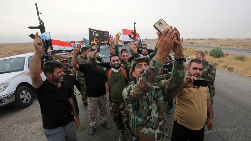 Fuerzas militares iraquíes celebran sus avances antiterroristas en las afueras de Mosul, capital de la provincia norteña de Nínive, 28 de octubre de 2016.