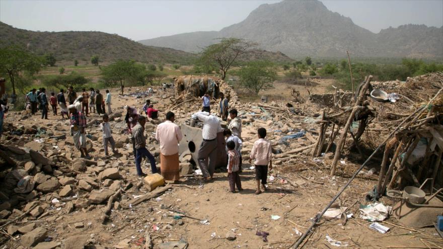 Civiles yemeníes observan un lugar destruido por un ataque aéreo del régimen saudí en la provincia de Al-Mahwit, 27 de octubre de 2016.
