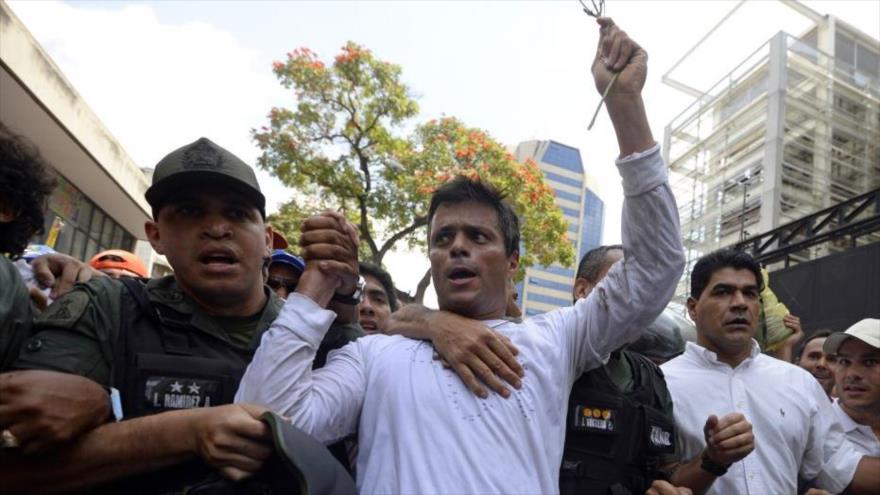 El opositor Leopoldo López (centro), de la ultraderecha venezolana, detenido por la Policía de Venezuela, 17 de febrero de 2014.