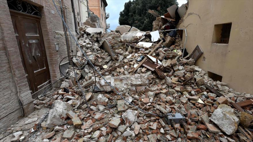 Una foto tomada el 28 de octubre de 2016 muestra la destrucción provocada por un terremoto en Camerino, este de Italia.