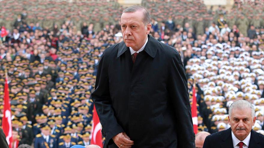 El presidente turco, Recep Tayyip Erdogan, visita el mausoleo del fallecido fundador de la República turca Mustafa Kemal Ataturk, durante una ceremonia que marca el 93º aniversario del Día de la República en Ankara, la capital, 29 de octubre de 2016.