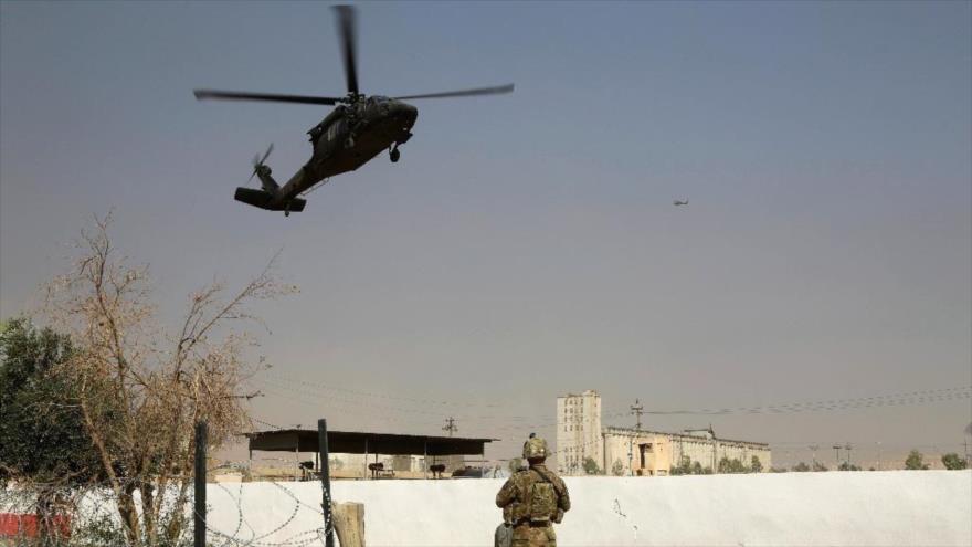 Un helicóptero de la coalición liderada por EE.UU. despega desde una base fuera de la ciudad iraquí de Mosul, 21 de octubre de 2016.