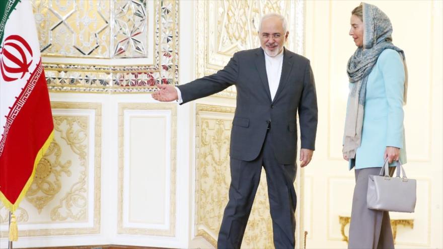 La jefa de la Diplomacia europea, Federica Mogherini (dcha.), es recibida por el canciller iraní, Mohamad Yavad Zarif, en el Ministerio de Asuntos Exteriores de Irán en Teherán (capital), 29 de octubre de 2016.