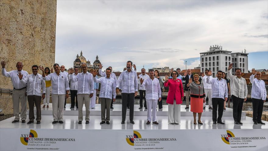 Jefes de Estado y de Gobierno y ministros de países participantes en la XXV Cumbre Iberoamericana en la ciudad colombiana de Cartagena de Indias posan para una foto colectiva, 29 de octubre de 2016.