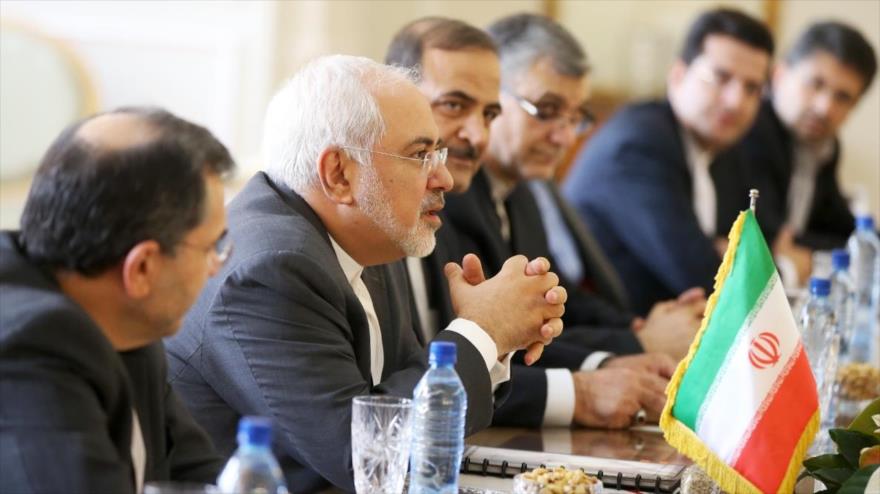 El canciller de Irán, Mohamad Yavad Zarif, durante una reunión mantenida en Teherán (capital iraní) con la jefa de la Diplomacia de la Unión Europea (UE), Federica Mogherini, 29 de octubre de 2016.