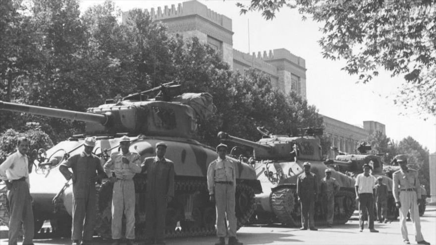 Tanques en Teherán, capital iraní, durante el golpe de Estado del 19 de agosto de 1953.