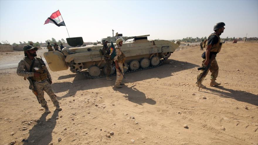Las fuerzas populares iraquíes, conocidas como Al-Hashad Al-Shabi, avanzan hacia el pueblo de Salmani, al sur de Mosul, 30 de octubre de 2016.