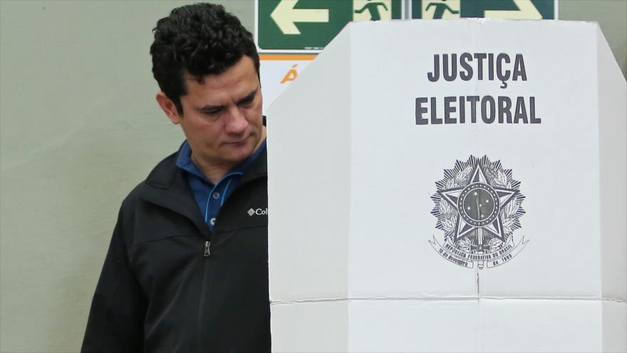 Sergio Moro, un juez federal, ejerce su derecho a voto en un colegio electoral en Curitiba, Brasil, 30 de octubre de 2016.