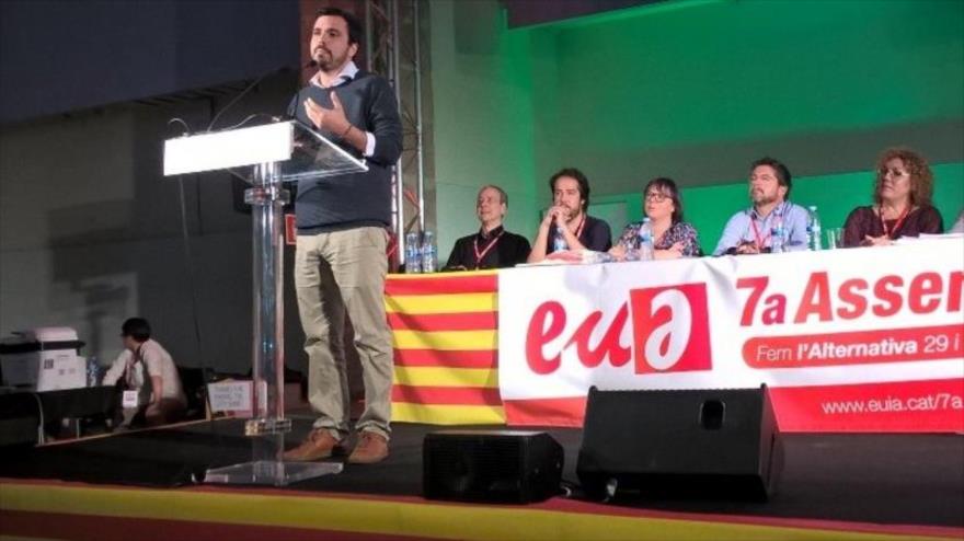 El secretario general de IU, Alberto Garzón, ofrece un discurso en la VII Asamblea de la Izquierda Unida y Alternativa (EUiA, en catalán), 30 de octubre de 2016.