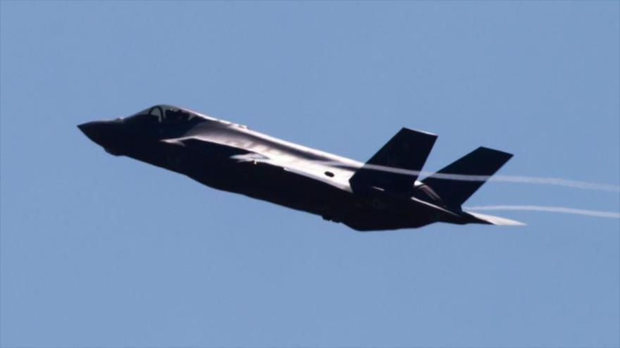 Avión de combate de Lockheed Martin F-35 sobrevuela el Aeropuerto Internacional de Abbotsford en Canadá, 11 de agosto de 2016.