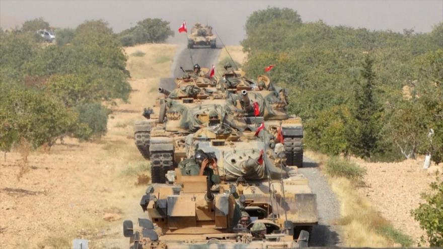 Los tanques del Ejército turco se dirigen hacia la ciudad siria de Yarablus (norte).