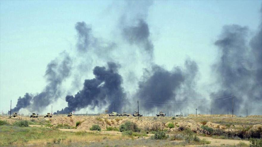 Columnas de humo producto de los ataques aéreos de la coalición anti-EIIL contra posiciones terroristas cerca de la ciudad de Mosul (norte de Irak), y vehículos militares del Ejército iraquí que se dirigen a la zona para combatir a los miembros de Daesh sobre el terreno.