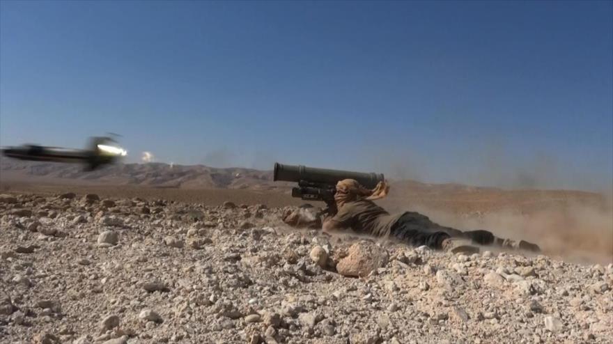 Un miembro del grupo terrorista EIIL (Daesh, en árabe) dispara un misil antitanque guiado TOW, de fabricación estadounidense.