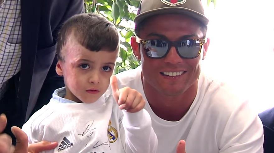El famoso futbolista portugués, Cristiano Ronaldo junto a un niño palestino, Ahmad Daubasha, el único superviviente de una familia palestina atacada en 2014 por los colonos israelíes.