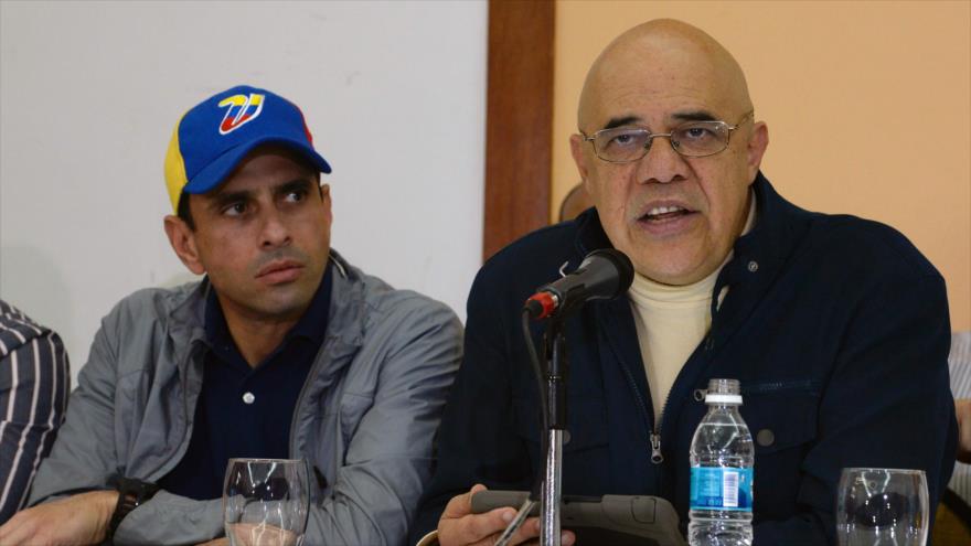 El dirigente opositor venezolano, Henrique Capriles (izda.), junto al portavoz de la coalición Mesa de la Unidad Democrática (MUD), Jesús Torrealba, durante una conferencia de prensa en la capital Caracas, 10 de octubre de 2016.