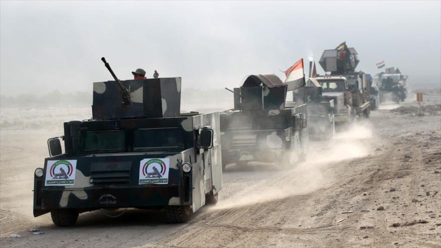Convoy de las fuerzas populares iraquíes se dirige hacia la aldea de Um Siyan, en el sur de Mosul, en el marco de las operaciones contra el bastión principal del grupo terrorista Daesh en Irak, 31 de octubre de 2016. 