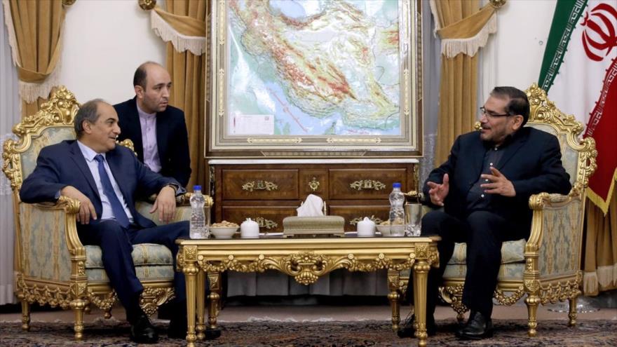 El secretario del Consejo Supremo de Seguridad Nacional de Irán, Ali Shamjani (dcha.) se reúne con el presidente del Parlamento chipriota, Demetris Syllouris, Teherán, capital iraní, 31 de octubre de 2016.