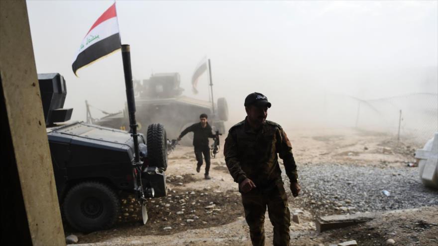 Miembros del Comando Anti-terrorista Iraquí (CTS, por sus siglas en inglés) realizan operaciones antiterroristas cercas de la aldea de Bazwaya, en las afueras orientales de Mosul, 31 de octubre de 2016.