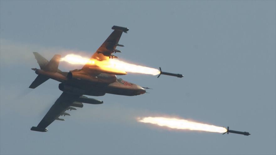 Un caza bombardeo ruso dispara misiles contra posiciones terroristas en Siria.